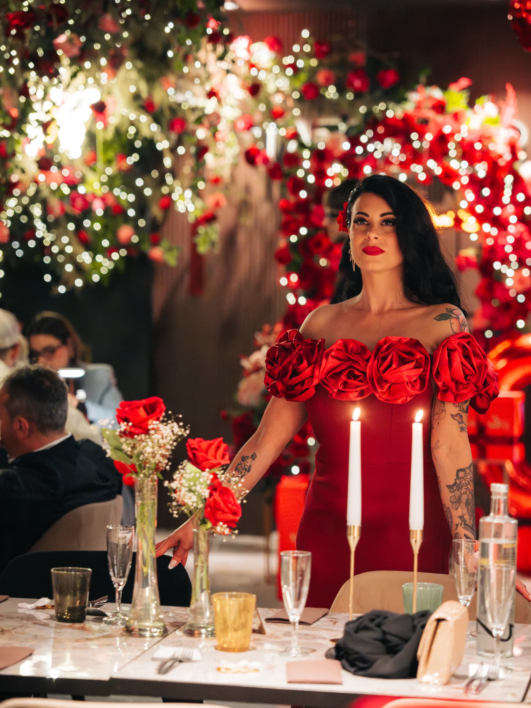 Evento — ritratto in abito rosso tra le candele